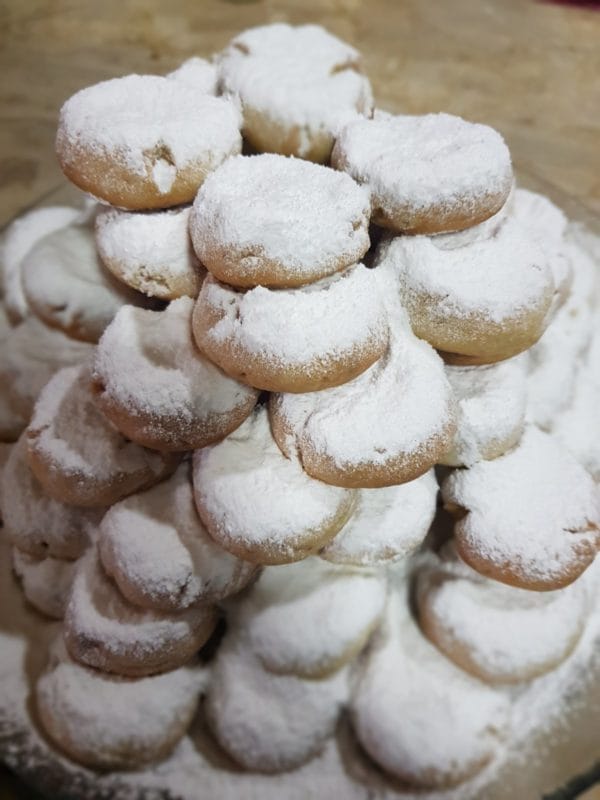 κουραμπιέδες μυρωδάτοι τραγανοί και αφράτοι