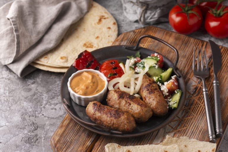 μπιφτεκάκια με ντιπ γιαουρτιού